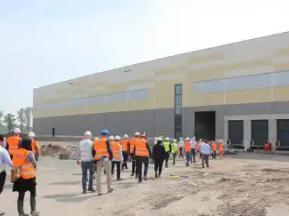 Die Besucher informierten sich &uuml;ber den Baufortschritt.