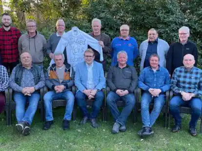 Trafen sich 41 Jahre nach dem Aufstieg wieder: Horst Meching, Schriftf&uuml;hrer Thomas Ulpts, Rainer Miener, Ralf Wiza, Hans-J&uuml;rgen Reske, Alf Miener, Rainer Siebelts, Volker K&auml;stner und Max Warnken (2. Vorsitzender des TuS) sowie Wolfgang Ulpts (unten von links), Ronald Winkler, Herbert Eiskamp, Harry Bonsack, Hartmut Abraham, Wilfried Meinen und Uwe Ulpts