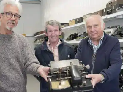 Zeigen die im Jahre 1903 entwickelte &bdquo;Mignon&ldquo;-Schreibmaschine der Marke AEG : (von links) Heinz-G&uuml;nther Hartig, Hans Tangemann und Manfred Schr&ouml;der.