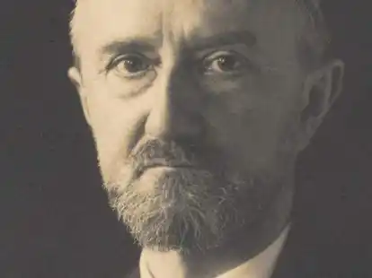 Der Naturphilosoph Bernhard Bavink ist in den  1880er-Jahren in Leer aufgewachsen. Sp&auml;ter unterrichtete er als Lehrer in Bielefeld. In seinen wissenschaftlichen Schriften bef&uuml;rwortet er nationalsozialistisches Gedankengut.