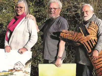 Stellen seit Sonntag in der Kulturhalle in Oldenburg aus(von links): das Hundsm&uuml;hler K&uuml;nstlerehepaar Ingeborg Wolff-Szepanski und Reinald Szepanski sowie Werner Schieleit (Oldenburg).