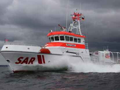 Der Seenotrettungskreuzer &bdquo;Felix Sand&ldquo; der DGzRS machte sich vor Borkum auf die Suche nach der ersch&ouml;pften Stehpaddlerin.
