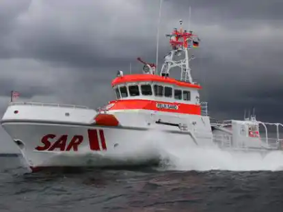 Der Seenotrettungskreuzer &bdquo;Felix Sand&ldquo; der DGzRS machte sich vor Borkum auf die Suche nach der ersch&ouml;pften Stehpaddlerin.