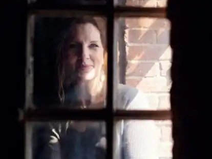 Sabine Hermann kummt ut Klostermoor un leevt verdaag in Hude. Seker kummt se alltied gern tor&uuml;gg nau Oostfreesland un sp&ouml;&ouml;l h&ouml;r plattd&uuml;&uuml;tske Leders.