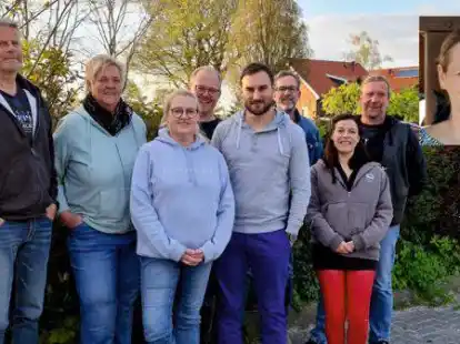 De neue und wiedergew&auml;hlte Vorstand des Brunnenvereins bzw. Vereins der Grafschafter. Ramona Emken (kleines Bild) ist nicht mehr dabei.