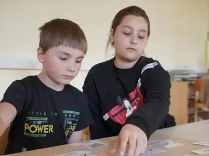 Ordnen Bildern entsprechenden deutschen Begriffen zu: Danil (9) und Daria (10) aus der Ukraine