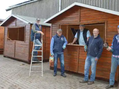 Die Holz-Buden werden von der technischen Gruppe restauriert: Theo Reiners (von links), Karl-Heinz Eilers, Andreas Schmidt, Mio Balog und Herbert Schimmack sind mit Eifer dabei.