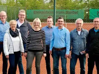 Der neue Vorstand des Tennisvereins Bar&szlig;el (von links): Ralf Stammermann, Claudia Pancratz, Meik Schrapper, Helga Pawlik, Stefan Hellmers, Nils Pawlik und Uwe Goerken. Es fehlen Hannelore Goerken und Dennis Meyer
