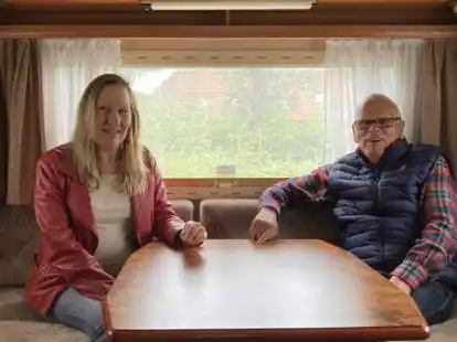Gruppengr&uuml;nderin Jenny Jellema Kleijn und Organisator Herbert Woltering im original erhaltenen Wohnbereich des FFB Classic 570.