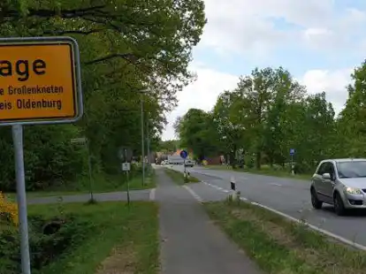 Wird weiter  in den Ort hinein versetzt: das gelbe Ortsschild  von Sage. Direkt dahinter befinden sich die Grundschule und die Kindertagesst&auml;tte. Es soll aber ein Tempo-50-Schild aufgestellt werden.