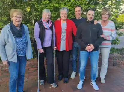 Ihnen liegt das Wohl der Kinder am Herzen (von rechts): Heidi Sechter, Lucas Schwengels, J&ouml;rg Brun&szlig;en, Elke P&uuml;njer, Ursula Gerdes-R&ouml;ben und Hanna M&ouml;&szlig;ner vom Vorstand des Vereins Lachende Kinder. Auf dem Bild fehlen Rena Seeger und Steffen Rath.