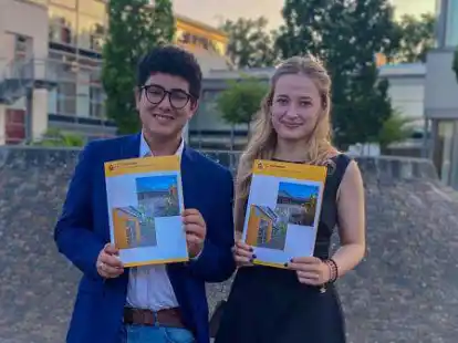 Ehreng&auml;ste beim Festakt zum 75. Geburtstag des Landes Niedersachsen: Isabell Kasten und Elias El Bekkouri, letztj&auml;hrige Abiturienten des Gymnasiums Bad Zwischenahn-Edewecht sind als Abordnung der Schule dabei.