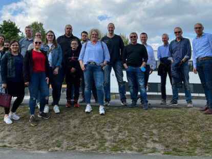 Besichtigten die Skate- und Pumptrack-Anlage in Lohne: Jugendliche und Erwachsene aus der Gemeinde Gro&szlig;enkneten. Der Grund: In Ahlhorn soll die Freizeitanlage am Jugendzentrum neu gestaltet werden.