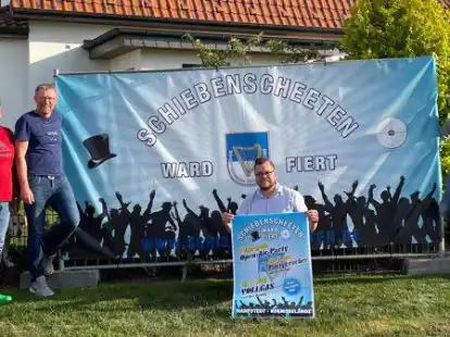 In Vorbereitung auf das Harpstedter Schiebenscheeten an Pfingsten haben die Leutnante des I. bis III. Rotts und der ehemalige Offizier des IV. Rotts Banner aufgeh&auml;ngt (von links): Michael Kasch (ehemaliger Offizier des IV. Rotts), Bernd Volkmer (Leutnant des II. Rotts), Kevin Hofmann (Leutnant des I. Rotts), Malte B&ouml;hm (Leutnant des III. Rotts).