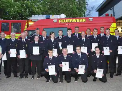 Stadlands B&uuml;rgermeister Harald Stindt (rechts) hat bei den Ehrungen der langj&auml;hrigen Mitglieder der Rodenkircher Feuerwehr mitgewirkt.