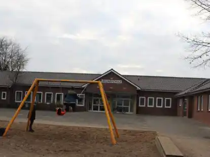 Die Grundschule Wiefelstede: Sie muss baulich f&uuml;r den Ganztagsbetrieb, der 2026 starten soll, fit gemacht werden.