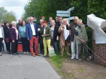 Enth&uuml;llung des neuen Klinkerkunstwerks am Stra&szlig;enrand im Sandergroden.