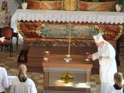 Weihbischof Wilfried Theising (l.) segnete den neuen Altar.