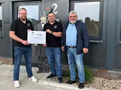 Jens Hogeback und Simon Schmidt (von links) betreuen wieder den Gildeshop. Auf die Er&ouml;ffnung freut sich auch Gilde-Schatzmeister Siegbert Schmidt.
