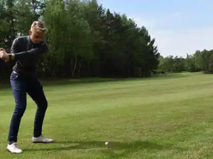 Holt Schwung f&uuml;r den Abschlag: Golf-Trainer Michel Green