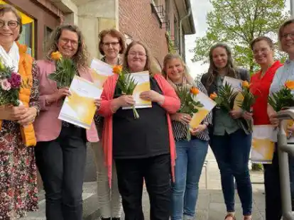 Marlies Steenken (links) gratuliert den neuen ehrenamtlichen Hospizbegleiterinnen (von links): Cornelia Reil, Sigrid Lehmann, Marion Rensen, Nicole Deeken, Linda  Barisch, B&auml;rbel August und Marion Oltmann. Nicht im Bild: Christa Zishiri﻿.