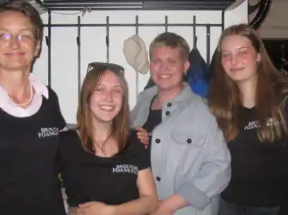 Setzten sich beim 2. Seelter Kneipen-Quiz durch: das Team &bdquo;Do Broundjer Foankiekere&ldquo; um Petra Henken (von links), Maria Grote, Anna Grote und Paula Bartels.