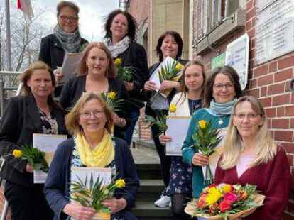 Kursleiterin Reinhilde Bauken-Wittstruck (rechts) mit den frisch ausgebildeten Helferinnen in der Altenpflege.
