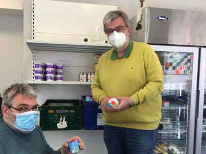 &bdquo;Kein Kunde soll leer ausgehen&ldquo;, sagt Andreas Poppen (links). Er leitet die Tafel in Leer. Gemeinsam mit Pastor Andreas Bartels erl&auml;uterte er, wie es um die Einrichtung an der Friesenstra&szlig;e geht &ndash; und welche Sorgen die Verantwortlichen umtreibt. Foto: Anuschka Kramer