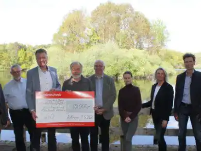 Spenden&uuml;bergabe vor den Ahlhorner Fischteichen: Die LzO unterst&uuml;tzt den F&ouml;rderverein des Landkreisgymnasiums und dessen Engagement f&uuml;r Menschen, die aus der Ukraine gefl&uuml;chtet sind, mit 10.000 Euro.