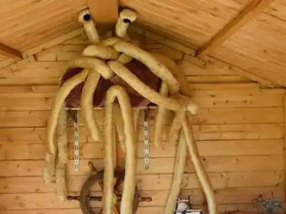 Eine Kapelle der Kirche des Fliegenden Spaghettimonsters steht im Garten des Scharrelers Holger Tallowitz.