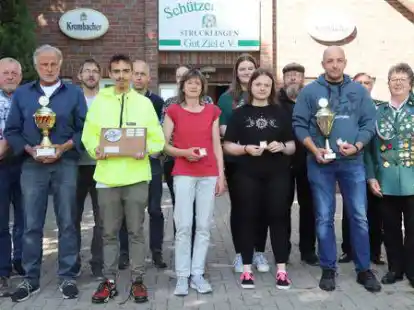 Die erfolgreichen Sportsch&uuml;tzen des Kreiswanderplaketten-Schie&szlig;ens des Sch&uuml;tzenkreises Alter Amtsbezirk Friesoythe in Str&uuml;cklingen.