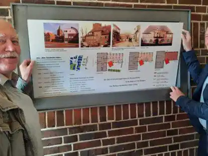 Informationen &uuml;ber die Entwicklung des Rathauses: Architekt Ulrich Recker (links) und B&uuml;rgermeister Michael R&ouml;sner haben die neue Info-Tafel platziert.