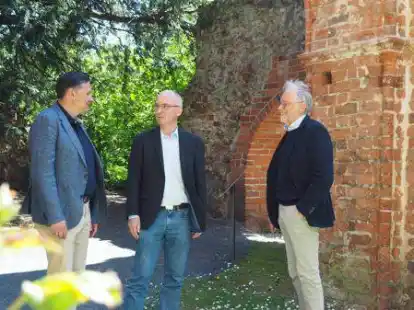 Im Gespr&auml;ch &uuml;ber die Huder Klosterruine (von links): B&uuml;rgermeister J&ouml;rg Skatulla, Referent Dr. J&ouml;rgen Welp von der  Oldenburgischen Landschaft sowie Prof. Klaus Rademacher, der 1. Vorsitzende des Klostervereins.