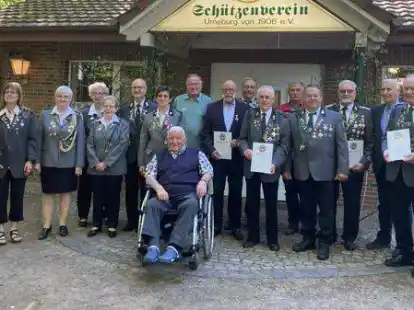 Ehrung langj&auml;hriger Mitglieder durch Heino Brackhahn (rechts) und  Andre Westermann (von links): Birgit Barkemeyer, Ute Biese, Grete Ahlers, Anneliese Heinken, Peter Henkel, Susanne Henkel, Heino Sprung, Werner L&uuml;decke, J&uuml;rgen Febert, Volker Logemann, Werner Strudthoff, Dieter von Seggern, Heino St&ouml;ver, Claus Nowak, Heinz Meyer und Herbert Schr&ouml;der.