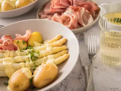 Viele m&ouml;gen dieses Gericht: Spargel mit So&szlig;e Hollandaise, Kartoffeln und Schinken: Der SoVD Apen l&auml;dt nun zu einer Spargeltour ein.