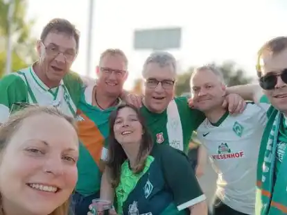 Gerd Spiekermann (Mitte) gemeinsam mit befreundeten Werder-Fans vor dem Stadion
