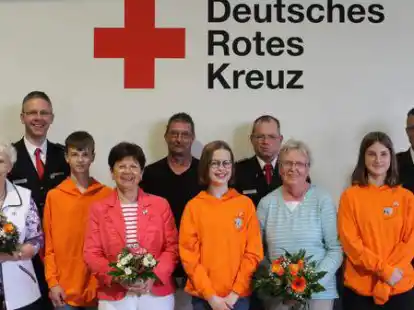 Ehrungen f&uuml;r Jung und Alt beim Deutschen Roten Kreuz: (von links) Rosi Mindt, Markus Pohlmann von der Kreisbereitschaftsleitung, Damian-Niklas Krey, Renate Schr&ouml;der, Michael Zalewski, Tjarda Lammers, Ortsvereinsvorsitzender Michael Haake, Ingrid Warrelmann, Samara-Eileen Krey und Gerrit Bakenhus von der Kreisbereitschaftsleitung.