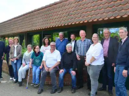 An dem Treffen nahmen teil (von links):  Sascha Stolorz, Daniel &Uuml;lsmann-Pohl (Landkreis Wesermarsch), Anke Egenhoff, Jutta Zander, Manuela Tatje sowie  Anja H&uuml;lsebusch, Andrea Pankow, Albert Mumme (Kreisbehindertenbeirat), Thomas Schnare, Hergen Bauer (Kreisbehindertenbeirat), Axel Linneweber, Hermann Noelcke, Henning Kaars, Andrea Arens und Sven Jan&szlig;en (KBR).