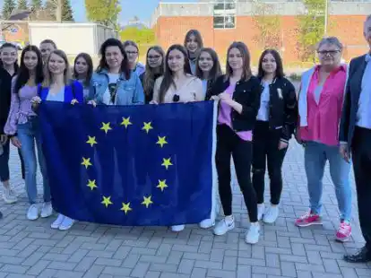 Die Sch&uuml;lerinnen aus dem polnischen Kurzetnik halten die Europa-Flagge in den H&auml;nden. Die EU f&ouml;rdert das Praktikum mit dem Erasmus-Programm. Rechts: Lehrerin Christa Evers und Schulleiter Jens Haar.