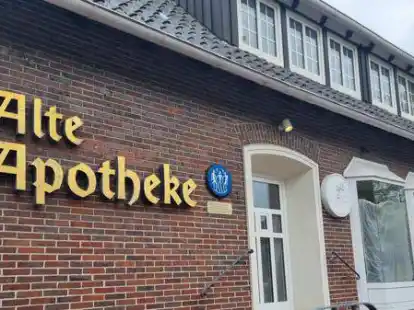 Geschichte des Hauses bewahren: Bewusst bleibt der Schriftzug &bdquo;Alte Apotheke&ldquo; am Geb&auml;ude, um an die langj&auml;hrige Nutzung zu erinnern.