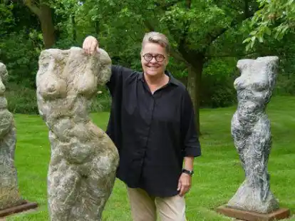 Ysabel Sureth in ihrem Garten vor den Skulpturen &bdquo;Der Reigen