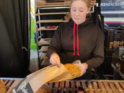 Tabea Sch&uuml;tte am Stand von B&auml;ckerei Ripken auf dem Jeveraner Wochenmarkt.