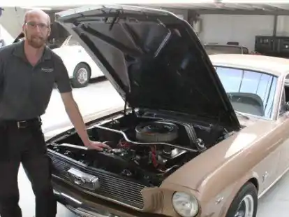 Michael Nienaber vor einem 65er Mustang. F&uuml;r US-amerikanische Oldtimer schl&auml;gt das Herz des Garrelers.