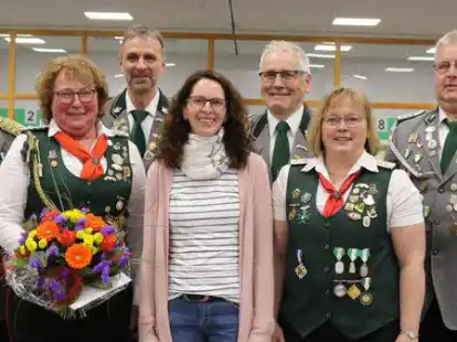 Vereinsvorsitzender Martin Oltmann (links) und K&ouml;nig Johannes Wegmann (rechts) bedankte sich bei (von links) Sabine Hempen, Thomas Gorke, Michaela Oltmanns, Ludger Handt und Sandra Schmidt f&uuml;r ihre Vorstandsarbeit. Es fehlen Matthias Skaczylas und Rene Krug.