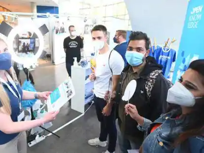 Alisa Trittin (links) von Open Knowledge GmbH stellt das IT & Telekommunikationsunternehmen den interessierten Studierenden (von rechts) Deesha Sharma, Kumar Ashish und Maximilian Lindner.