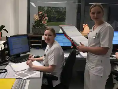 Auch B&uuml;roarbeit geh&ouml;rt zum Arbeitsalltag f&uuml;r die angehenden Gesundheitspflegekr&auml;fte im Cloppenburger Krankenhaus.