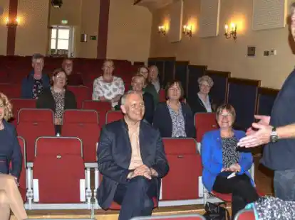 B&uuml;hnenleiter Rolf Renken (vorne rechts) im Gespr&auml;ch mit (vorne von links) CDU Landtagskandidatin Katharina Jensen, Niedersachsens Minister f&uuml;r Wissenschaft und Kultur Bj&ouml;rn Th&uuml;mler und der CDU-Kreisverbandsvorsitzenden Christel Bartelmei.