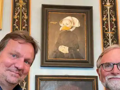Das Frl. Maria-Portrait hat f&uuml;r Jever eine geradezu ikonische Bedeutung. F&uuml;r die Sonderausstellung &bdquo;Duckomenta&ldquo; entstand ein Entlein Maria von Jever. Stv. Museumsleiter Andreas von Seggern (links) freut sich, dass der Freundeskreis Schlossmuseum um Vorsitzenden Andreas Kreye das Bild f&uuml;r die Sammlung des Schlosses erworben hat.