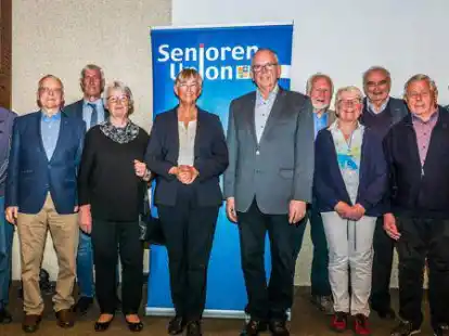 Der neue Vorstand der Senioren Union Ammerland (v.l.): Peter Schell, Harald W&ouml;hrmann, Bernd und Meike Br&uuml;ning, Heidi Exner, Walter Schwengels, Gerd Cornelssen, Gertrud van Mark, Bernd Kossendey, Herbert Bruns und Erich Henkensiefken. Es fehlt Manfred Goldenstein.