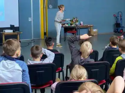 Wusste, wie die Kinder zu begeistern sind: Autorin Anna Lott hat an der Grundschule W&uuml;sting eine Lesung gehalten.